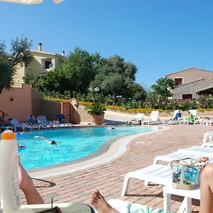 Li Troni Aparthotel